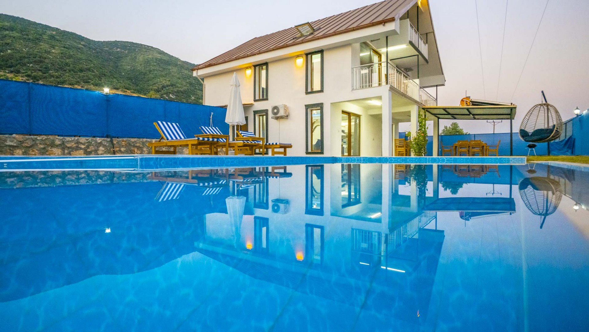 Villa Nur Sarıbelen (8) Kişilik Geniş Aileler İçin Kiralık Villa