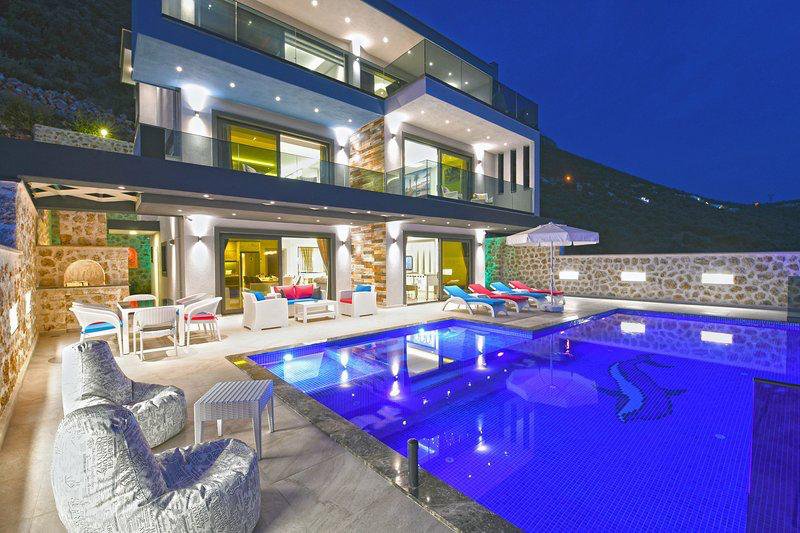 Deniz Manzaralı Merkeze Yakın Tatil Villası