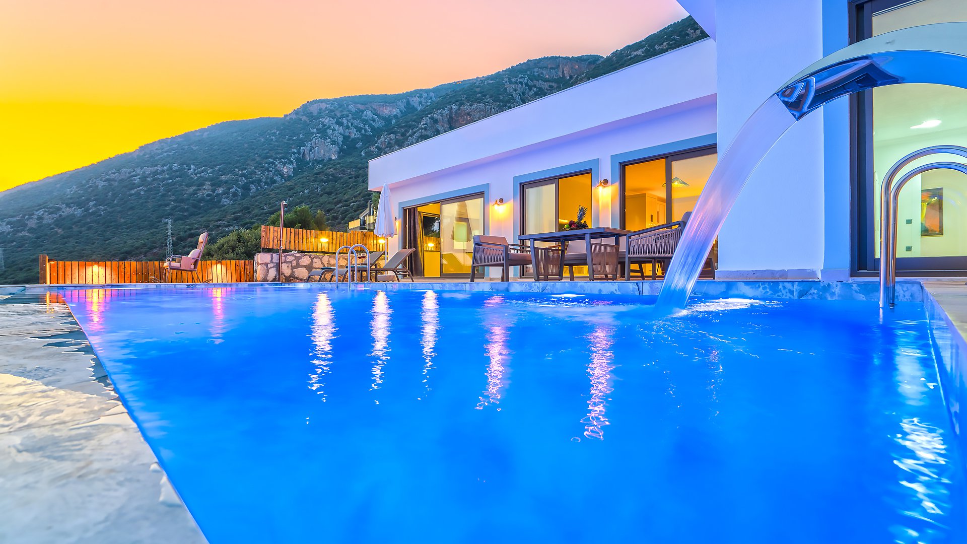 Villa Nevra Doğa ve Deniz Manzaralı Jakuzili Kiralık Villa